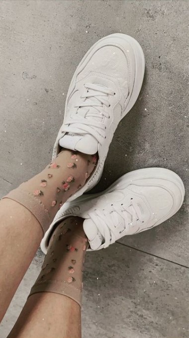 Białe sneakersy (fot. Instagram) @carinagrad__ (https://www.instagram.com/p/Cs7McKdrIC7/)